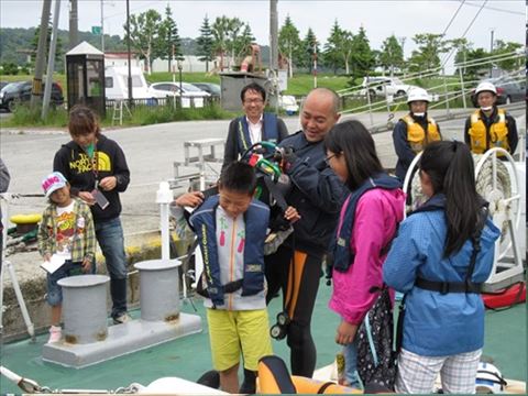 空気ボンベの着装体験
